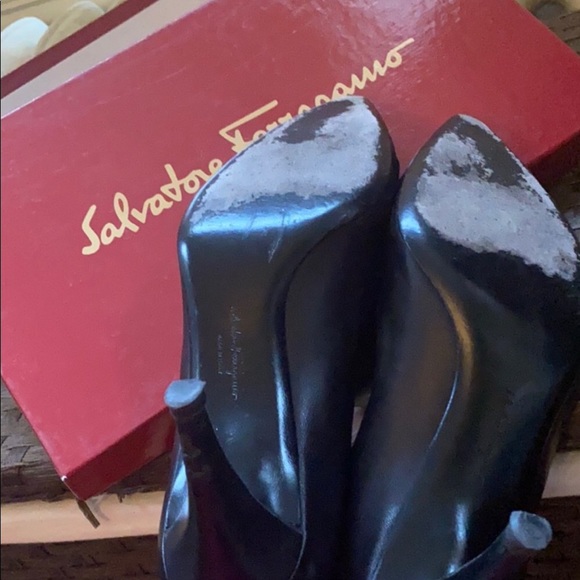 Black Salvatore Ferragamo heels with bow detail - Picture 4 of 5